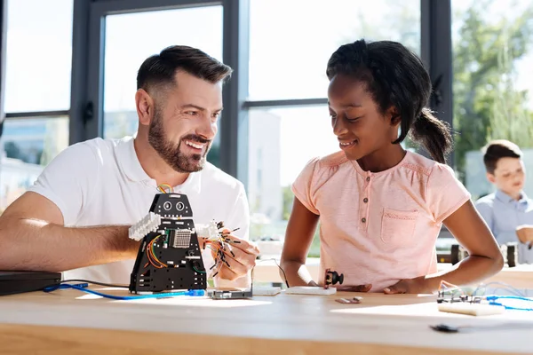 Lächelnder Lehrer, der seinem Schüler anbietet, Drahtfarbe zu wählen — Stockfoto