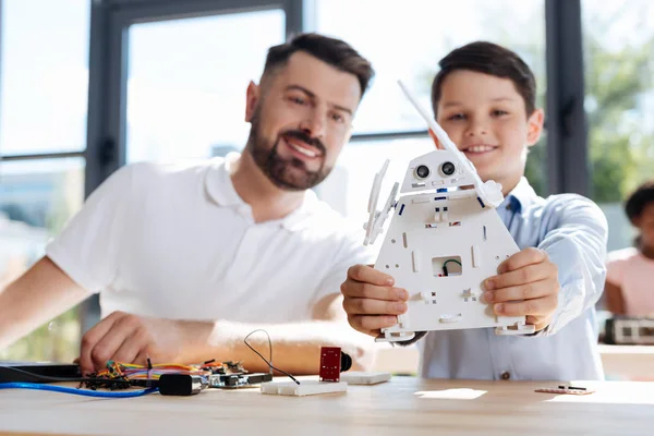 Profesor y estudiante mostrando el resultado de su trabajo en común — Foto de Stock