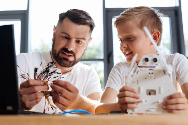 Profesor agradable elegir un cable para el robot — Foto de Stock