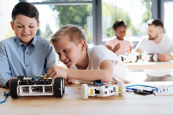 İki arkadaş bir robot araç birlikte inşa