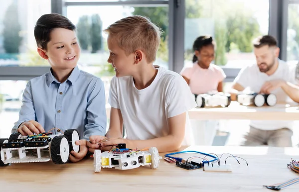 Robotik sınıf sırasında sosyalleşme iki pre-teen öğrenci