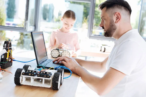 Robot öğretmen için yeni proje fikirleri araştırma