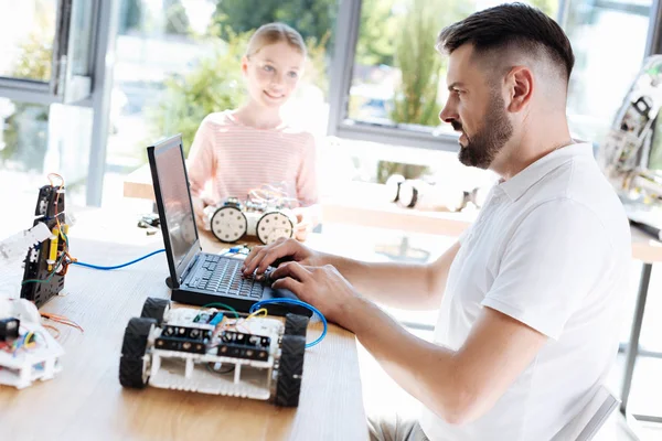 Genç öğrenci öğretmeni hayranlık ile seyir