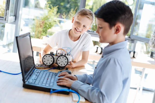 Petit garçon utilisant un ordinateur portable pendant l'atelier de robotique — Photo