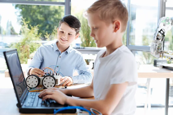 Hoş çocuk program robot için sıra bekliyor