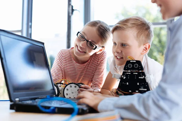 Crianças encantadoras verificando novo software — Fotografia de Stock