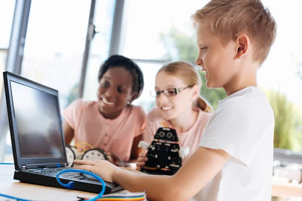 Hoş çocuk, arkadaşlarıyla öğretici video izlerken