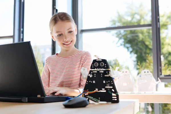 Hübsches Mädchen programmiert ihren Roboterkrieger — Stockfoto