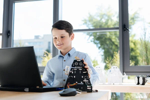 Agradable chico tocando robot mientras que la programación — Foto de Stock
