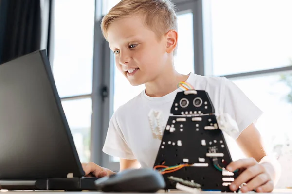 Menino pré-adolescente em busca de novas ideias robóticas — Fotografia de Stock