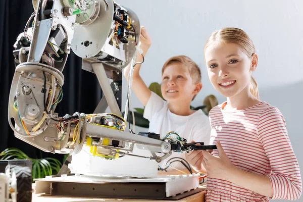 Boldog gyerekek vesz részt, az építőiparban a robot — Stock Fotó