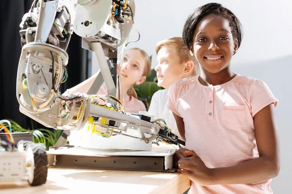 Middelbare scholieren robotica tentoonstelling bezoeken — Stockfoto