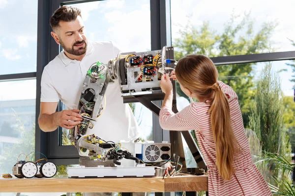 Студент допомагає своїй вчительці з конструюванням рук робота — стокове фото