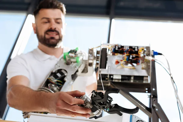 Hombre guapo sosteniendo una mano de un futuro robot humano — Foto de Stock