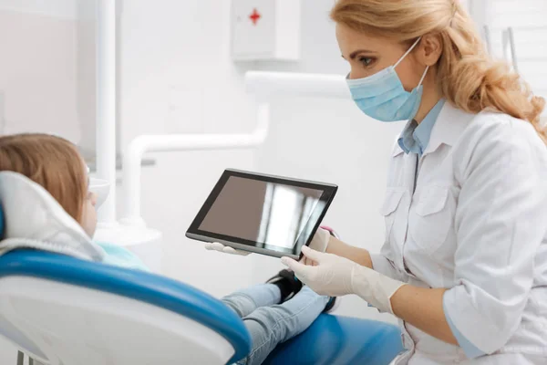 Bella dentista moderno utilizzando un tablet per l'illustrazione — Foto Stock