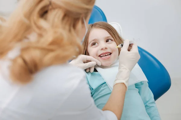 Ενθουσιώδης αξιολάτρευτο κορίτσι δεν φοβάται τον οδοντίατρο — Φωτογραφία Αρχείου