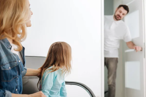 Joyful dentista calificado invitando a su pequeño paciente — Foto de Stock