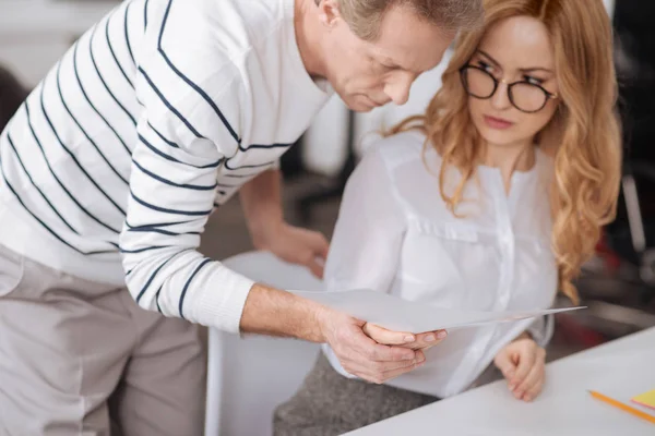 Persistente uomo d'affari flirtare con giovane segretario al lavoro — Foto Stock