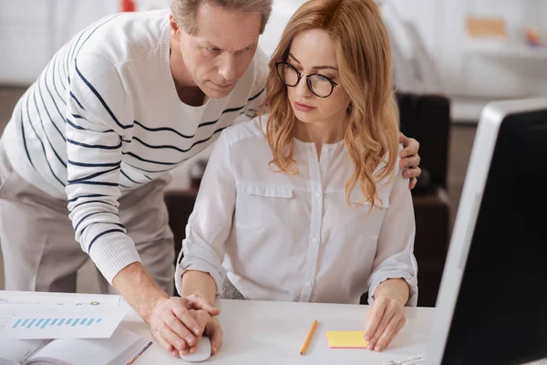 Bra mogen kontorschef flirta med ung kvinna på jobbet — Stockfoto