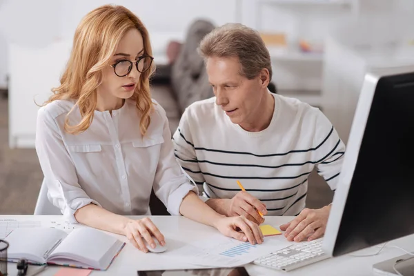 Genç meslektaşım vücut işyerinde bakarak mutlu ofis Müdürü