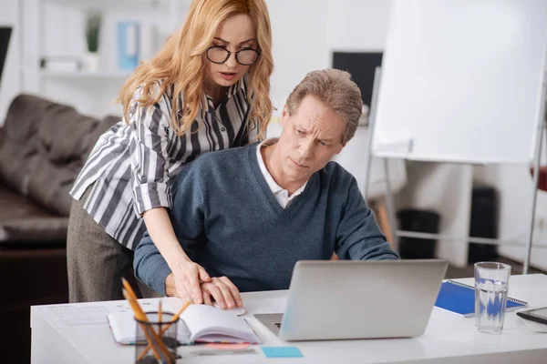 Initiativ office manager arbetar med kollega på kontoret — Stockfoto