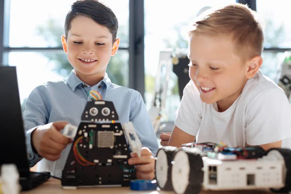 урок робототехніки, стем урок, діти конструюють роботів