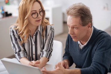 İş Merkezi projesinde tartışırken esinlenerek ofis arkadaşları