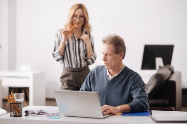 Patron ofiste belirleyici genç bir kadın baştan çıkarmak yaşlı