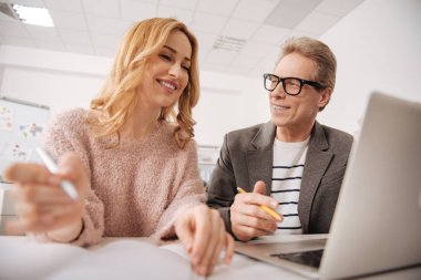 Neşeli arkadaşları sorumlulukları ofiste zevk