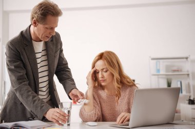 Nazik Ofis Yöneticisi ofiste hasta meslektaşım Bakımı