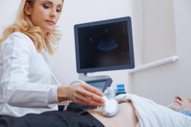 Sorumlulukları hastanede zevk çekici genç doktor