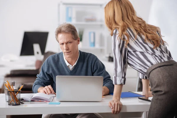 Förbryllad medarbetare samarbetar i Businesscenter — Stockfoto