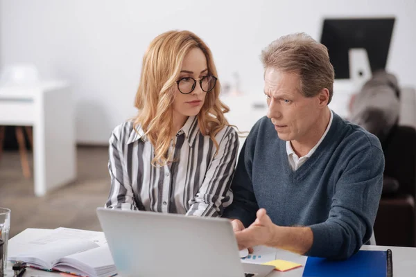 Kärleksfull manager att uttrycka kärlek mot mogen kollega på kontoret — Stockfoto