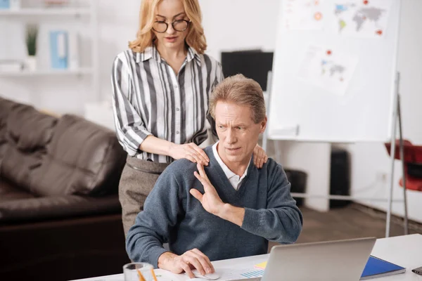 Frustrerad mogen man uttrycka indignation i office — Stockfoto