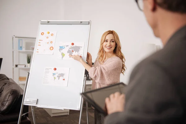 Blij jonge officemanager vertegenwoordigt strategie project in het kantoor — Stockfoto