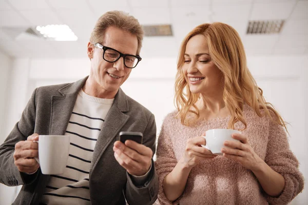 Partner commerciali facili che si godono la conversazione al lavoro — Foto Stock