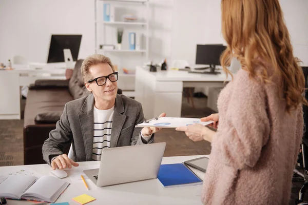 Flitig unga manager som representerar rapport på kontoret — Stockfoto