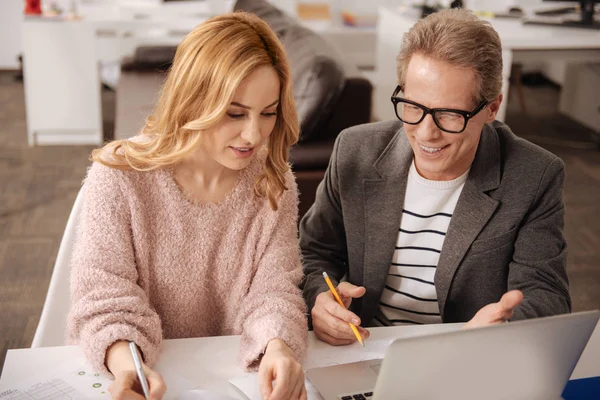 Ofiste sohbet keyfi dostu iş arkadaşları