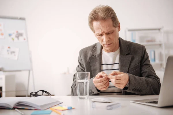 Leeftijd officemanager lijden hoge pijn in het kantoor — Stockfoto