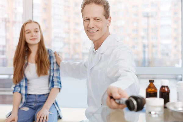 Reife Spezialisten mit Dermatoskop zur Hautuntersuchung in der Klinik — Stockfoto