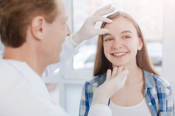 Glada hudläkare att undersöka patientens hud på sjukhuset — Stockfoto