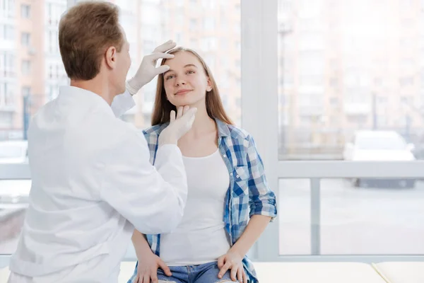 Professionele dermatoloog verkennen van de patiënt problemen in de kliniek — Stockfoto