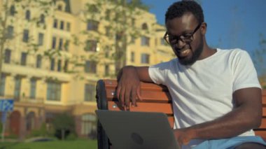 Dalga köpüğü enterne açık havada ve kameraya gülümseyen pozitif adam