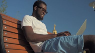 Park alanındaki bilgisayarda yazarak dostu bin yıllık adam