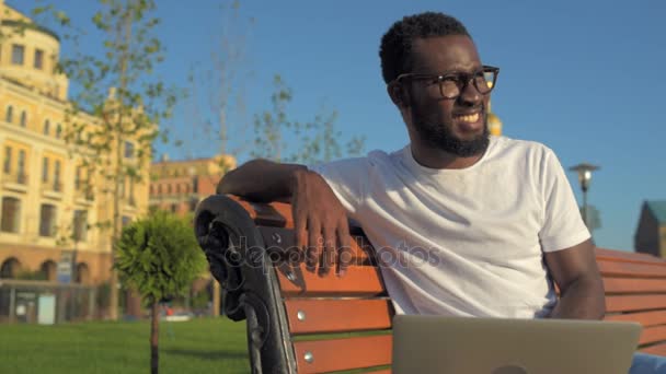 Šťastný mladý pán přemýšlel nových strategií při práci venku — Stock video