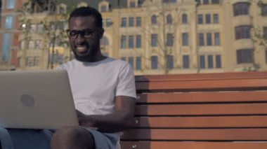 Neşeli adam dinlenme çalıştıktan sonra sahip 