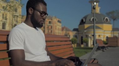 açık havada çalışan genç girişimci