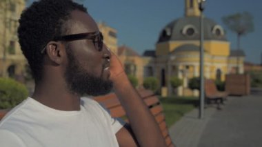 Park telefonda konuşan adam