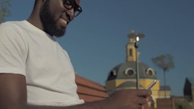 açık havada Smartphone kullanarak beyefendi