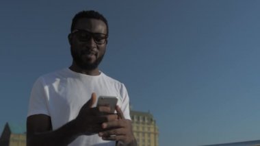 adam video seslenmek üstünde telefon